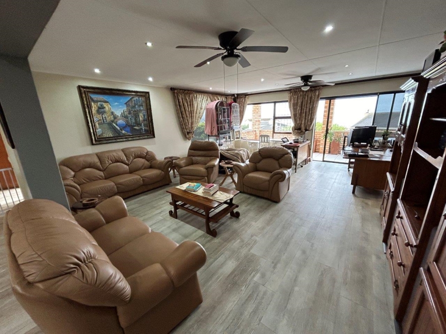 6 Bedroom Property for Sale in Wavecrest Eastern Cape
